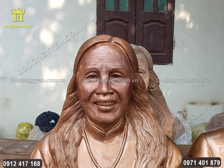 Gương mặt cụ b&agrave; được chạm khắc sắc n&eacute;t